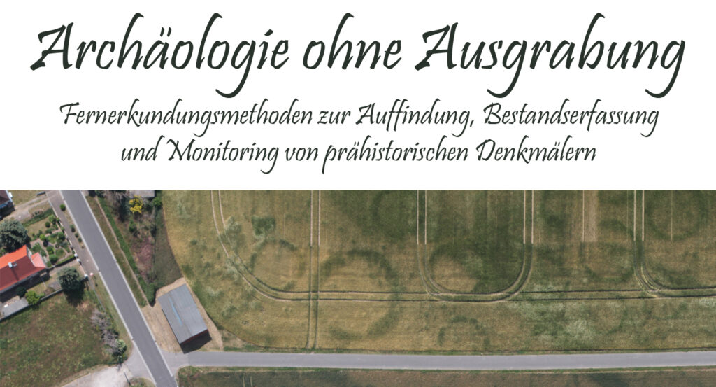 Foto Luftperspektive eines Feldes mit Fahrzeugspuren, Text: Archäologie ohne Ausgrabung, Fernerkundungsmethoden zur Auffindung, Bestandserfassung und Monitoring von prähistorischen Denkmälern
