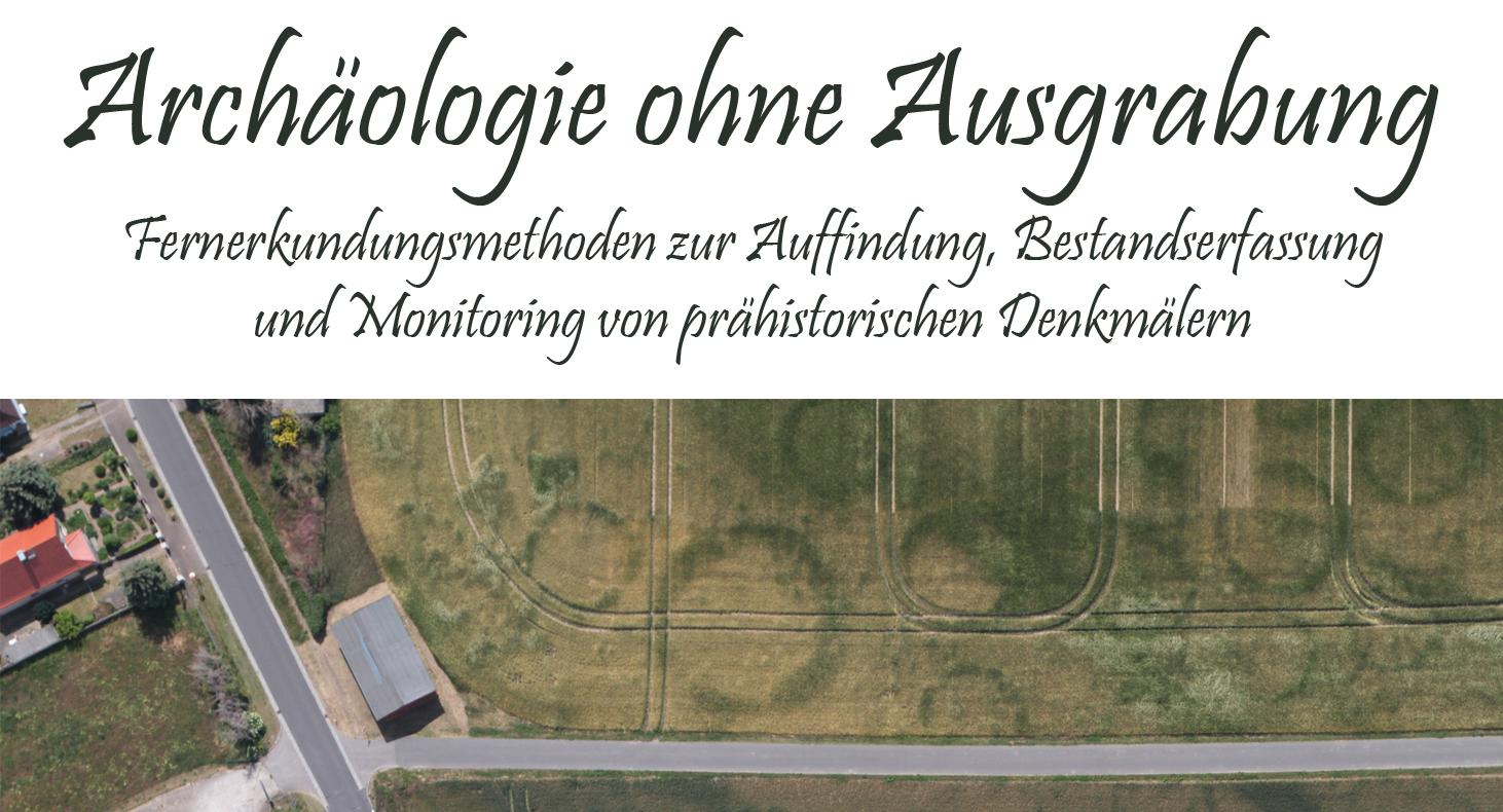 Foto Luftperspektive eines Feldes mit Fahrzeugspuren, Text: Archäologie ohne Ausgrabung, Fernerkundungsmethoden zur Auffindung, Bestandserfassung und Monitoring von prähistorischen Denkmälern