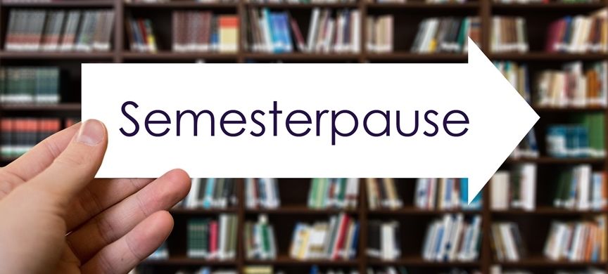 Foto einer Bücherwand mit Aufschrift "Semsterpause"