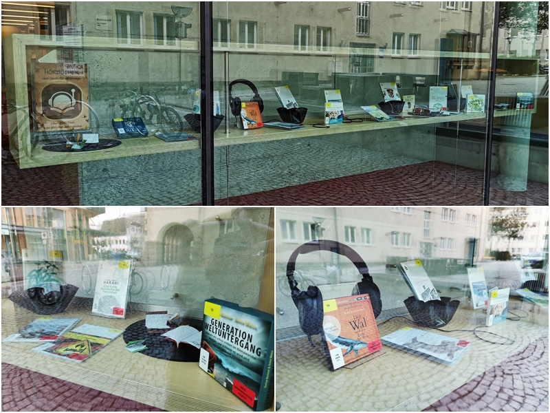 Fot der Bibliotheksinternen Ausstellung zu Hörbüchern, zu sehen die Hüllen einiger Hörbücher, Schalplatten und Kopfhörer