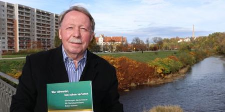 Portraitfoto von Herrn Eichhorn vor der Mulde