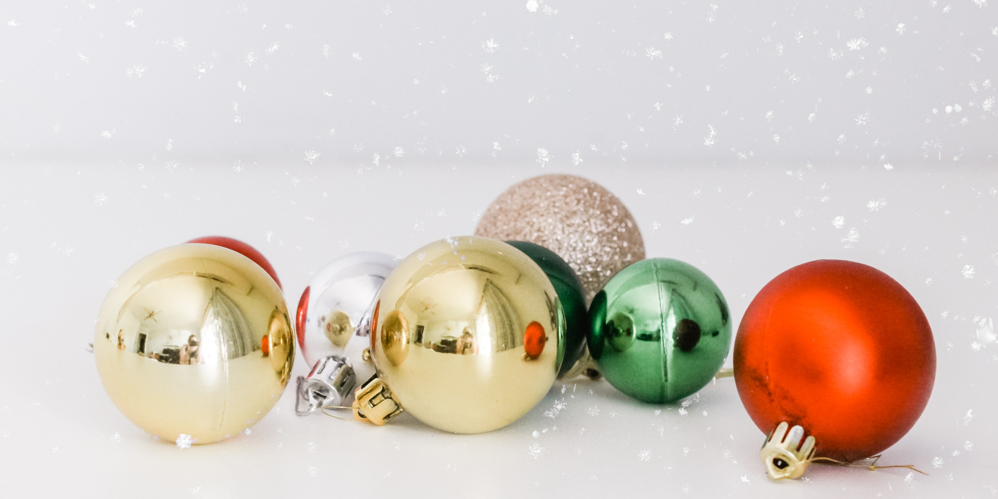 Christbaumkugeln auf Schnee