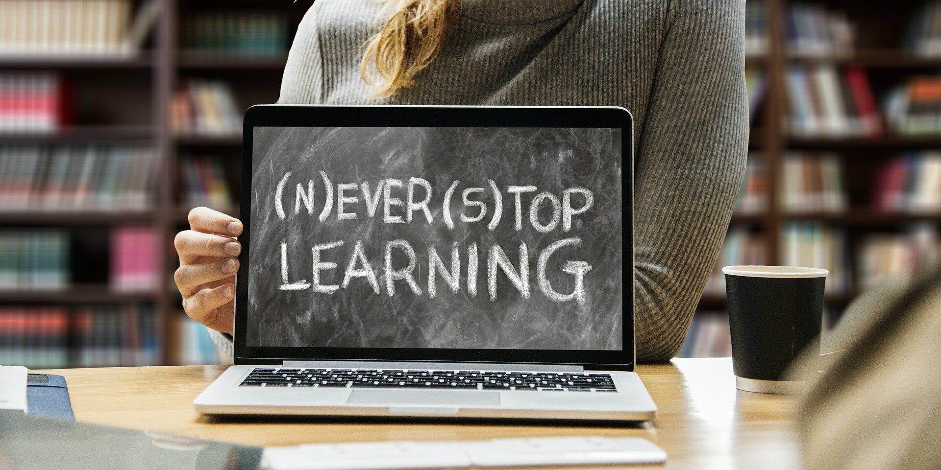 Foto eines Laptops mit der Bildanzeige "(N)ever (S)top Learning